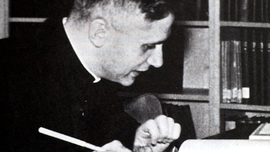 Joseph Ratzinger sitzt in der Bibliothek des Seminars in Bonn, 1960