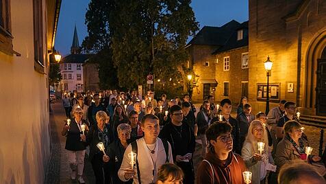 Lichterprozession beim Kongress „Der Himmel in deinem Leib“