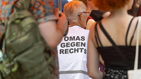 Oma gegen Rechts bei Demonstration
