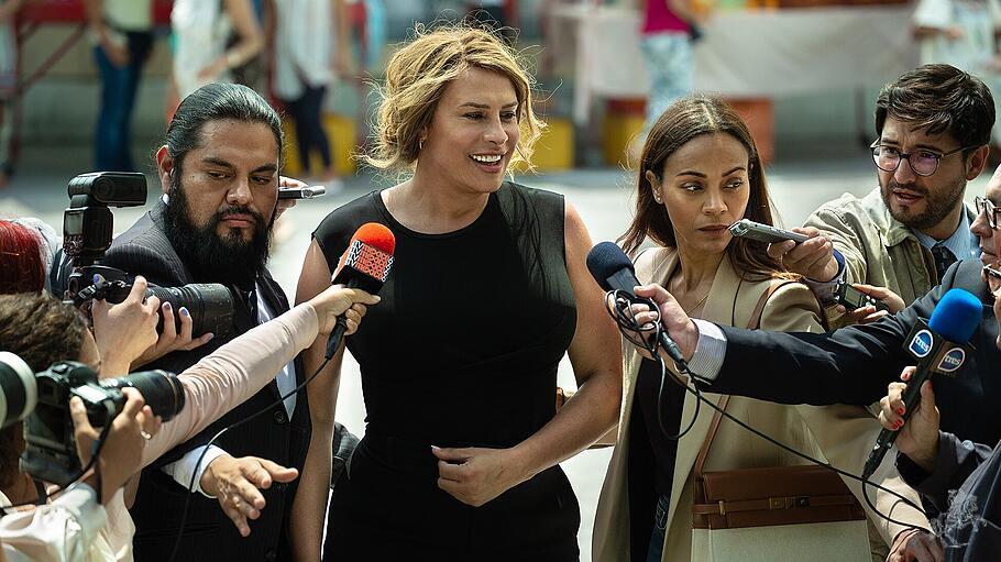 Karla Sofía Gascón (Mitte) als Emilia Pérez