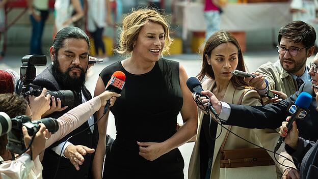 Karla Sofía Gascón (Mitte) als Emilia Pérez