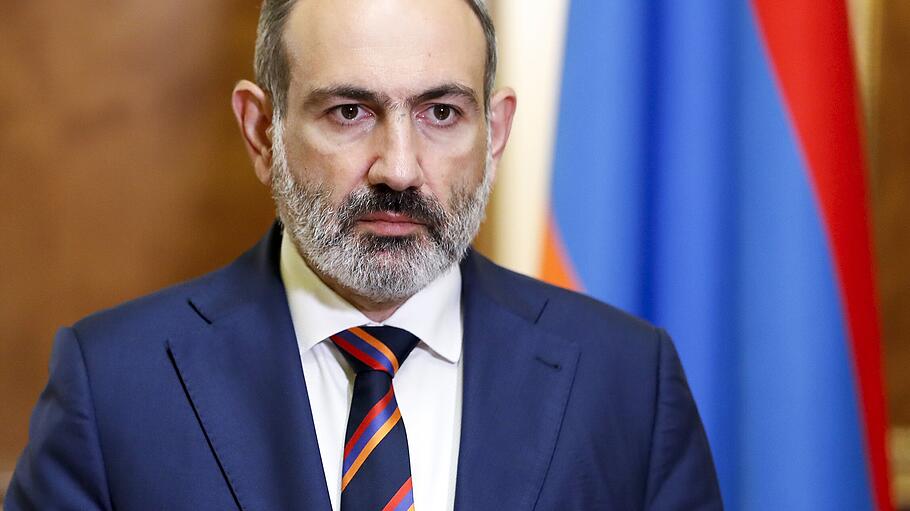 Nikol Paschinjan, Premierminister von Armenien, spricht im armenischen Parlament.