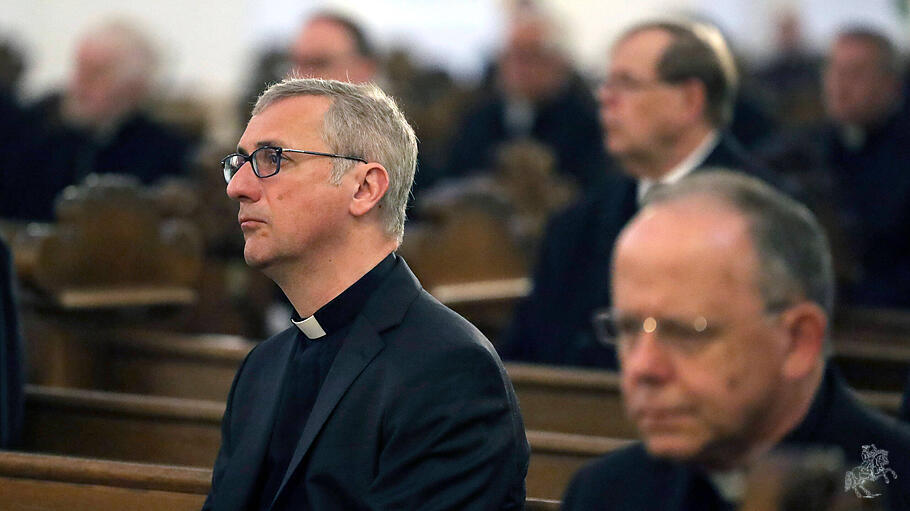 Erzbischof Stefan Heße, neben ihm etwas unscharf Bischof Ulrich Neymeyr