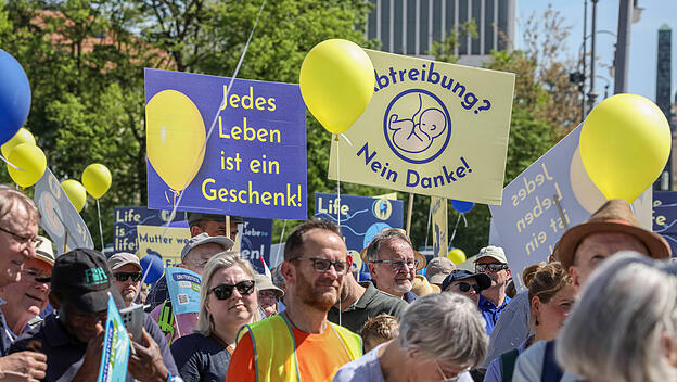 13.04.2024, Marsch für das Leben 2024, München: Zum erzkonservativen, in Teilen fundamentalistisch geprägten sog. Marsch