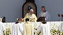 PapstFranziskus zelebriert eine Messe auf dem Heldenplatz vor tausenden Gläubigen.