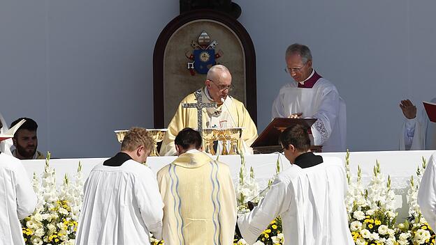 PapstFranziskus zelebriert eine Messe auf dem Heldenplatz vor tausenden Gläubigen.