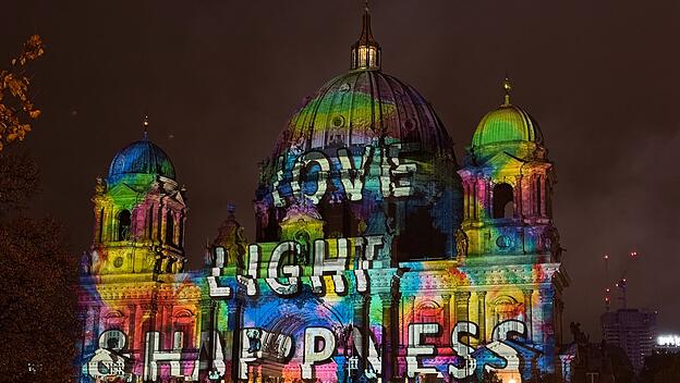 Bunte KI-Welt: Die Auswirkungen der k&uuml;nstlichen Intelligenz auf die christliche Anthropologie im Verst&auml;ndnis der Kirche sind unklar.