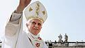 Benedikt XVI. zum Abschluss des Priesterjahrs bei einer Messe auf dem Petersplatz , 2010