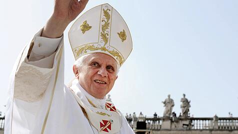 Benedikt XVI. zum Abschluss des Priesterjahrs bei einer Messe auf dem Petersplatz , 2010