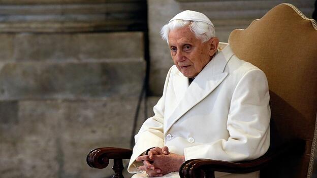 Papst Benedikt XVI. sendet ein Grußwort an das Symposium