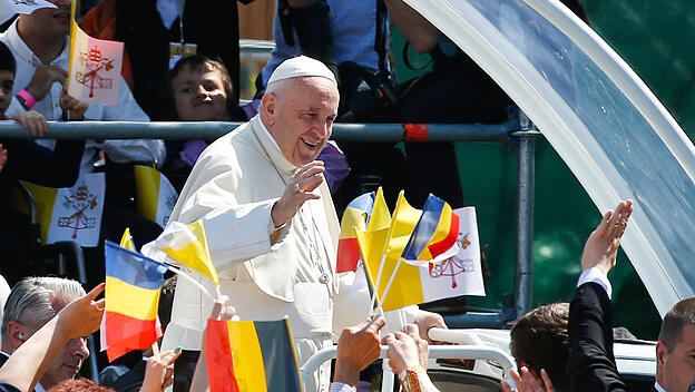 Papst Franziskus grüßt die Menschen vor der Seligsprechung von sieben rumänischen Märtyrern