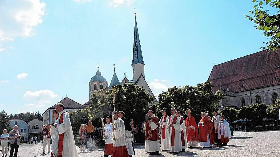 Priester ziehen zur Messe auf dem Kapellplatz ein