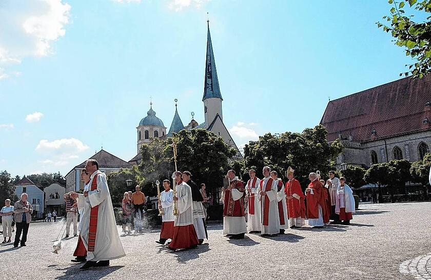 Priester ziehen zur Messe auf dem Kapellplatz ein