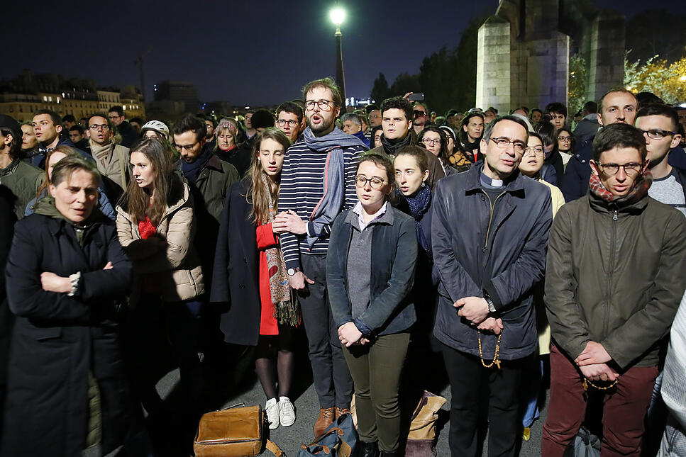 Brand von Notre-Dame: Menschen im Gebet