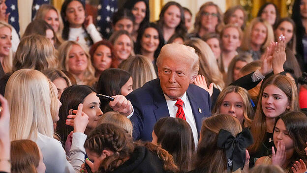 Der US-Präsident Donald Trump mit Frauen und Mädchen im Weißen Haus