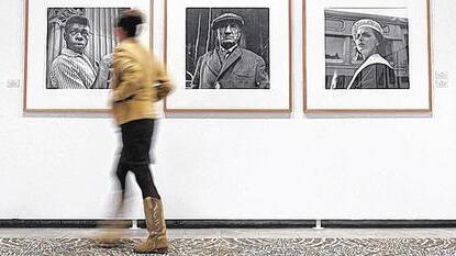 Schwarz-Weiß-Fotografien von Vivian Maier (1926&ndash;2009) zeigen, wie fragil der Mensch ist.