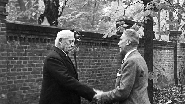 Paul von Hindenburg mit Franz von Papen, ca. 1932, Deutschland, Europa *** Paul von Hindenburg with Franz von Papen, ca