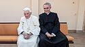 Der emeritierte Papst Benedikt XVI. sitzt neben seinem Privatsekretär Georg Gänswein vatikanischen Kloster „Mater ecclesiae".