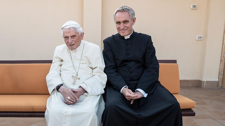 Der emeritierte Papst Benedikt XVI. sitzt neben seinem Privatsekretär Georg Gänswein vatikanischen Kloster „Mater ecclesiae".