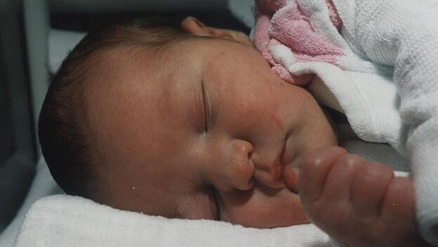 Ein neugeborenes Kind erholt sich von den Strapazen seiner Geburt.