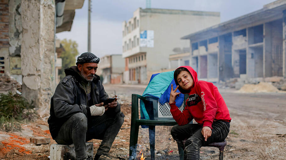 Ein älterer Mann und ein Junge in der syrischen Stadt Idlib