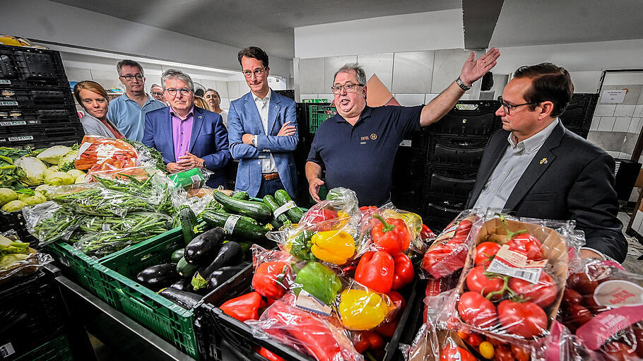 Ministerpräsident Hendrik Wüst besucht die Essener Tafel im Huttroper Wassert