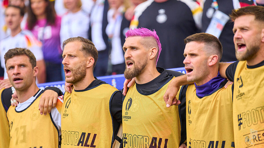 Nationalspieler beim Singen der Nationalhymne