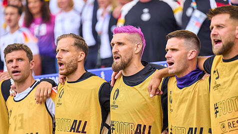Nationalspieler beim Singen der Nationalhymne