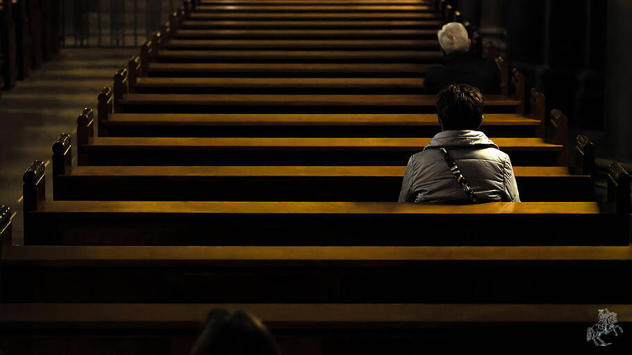 Fast leere Kirche