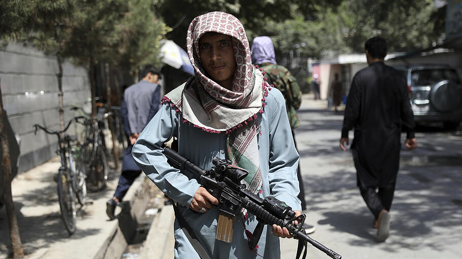 Ein Taliban-Kämpfer steht an einem Kontrollpunkt im Viertel Wazir Akbar Khan