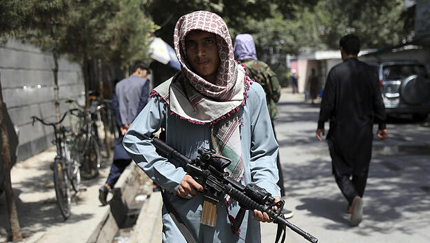 Ein Taliban-Kämpfer steht an einem Kontrollpunkt im Viertel Wazir Akbar Khan