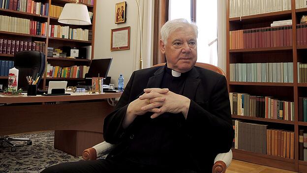 Kardinal Müller verteidigt Papst gegen Häresie-Vorwürfe