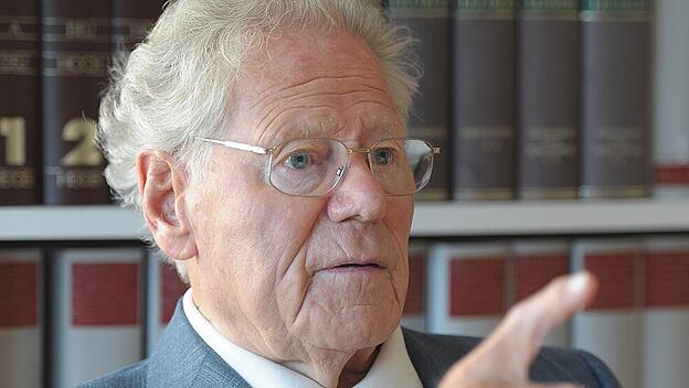 Hans K&uuml;ng: Seit mehr als 40 Jahren gleicherma&szlig;en verehrt und umstritten.