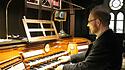 Titularorganist Martin Kondziella am Spieltisch der Steinmeyer-Orgel,