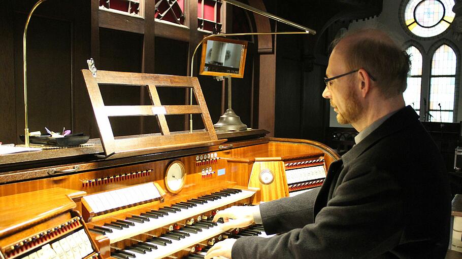 Titularorganist Martin Kondziella am Spieltisch der Steinmeyer-Orgel,