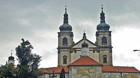 Die verfallene Kirche im Zentrum von Mariaschein.