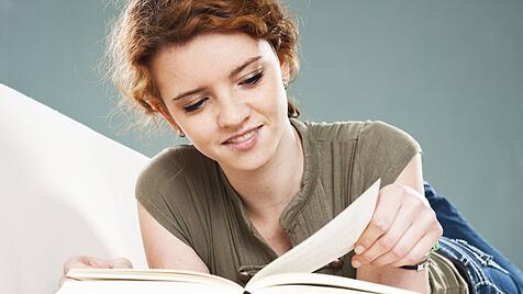 Junge Frau liest ein Buch