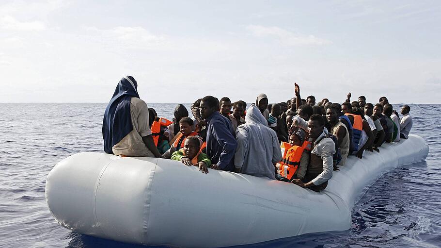 Seenotrettung von Bootsflüchtlingen vor der libyschen Küste