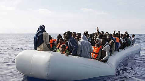 Seenotrettung von Bootsflüchtlingen vor der libyschen Küste