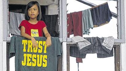 Philippinisches Mädchen bekennt ihren Glauben in der Stadt Tacloban