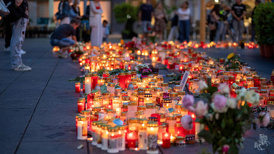 Trauerkerzen auf dem Hauptplatz in Graz.