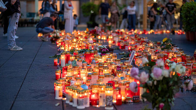 Trauerkerzen auf dem Hauptplatz in Graz.