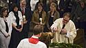 Eine Erwachsenentaufe in der K&ouml;lner Basilika. Die franz&ouml;sischen Katechumenenzahlen stellen die Deutschen in den Schatten.