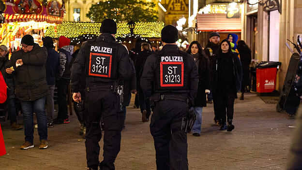 Polizei läuft auf dem Weihnachtsmarkt in Magdeburg