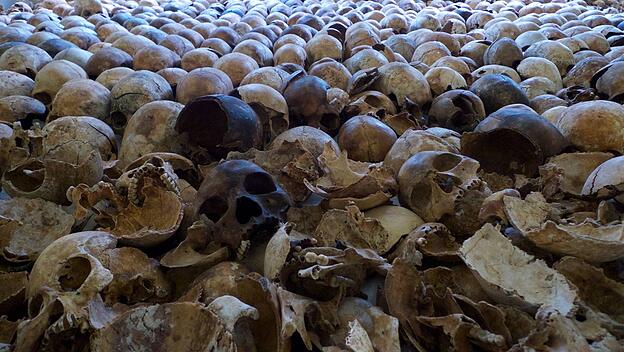 Eine Sammlung von Schädeln lokaler Opfer des Völkermords von 1994 ist in der Gedenkstätte Nyarubuye Genocide Memorial ausgestellt.