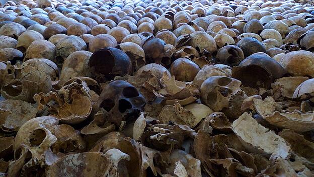 Eine Sammlung von Schädeln lokaler Opfer des Völkermords von 1994 ist in der Gedenkstätte Nyarubuye Genocide Memorial ausgestellt.