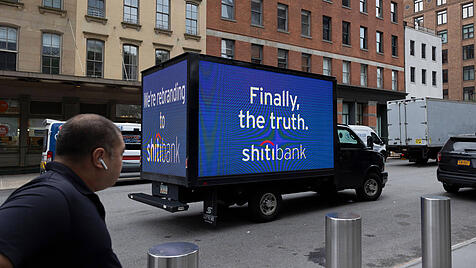 Ein Truck mit einer kritischen LED-Aufschrift gegen die Citibank:  "Wir nennen uns nun Shitibank. Endlich die Wahrheit."