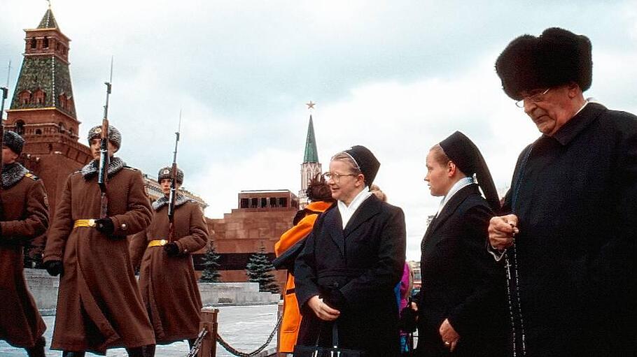 Russia, 13. October 1992Moscow. During the changing of the guarde on the Red Square Father Werenfried is praying the Rosary for the victory of Christ in Russia.