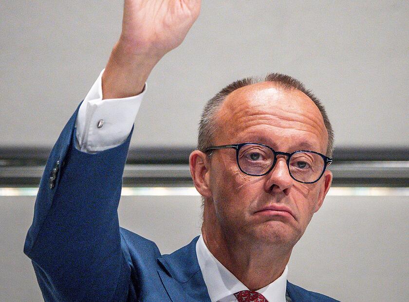 Friedrich Merz hält beim CDU-Bundesparteitag seine Stimmkarte hoch