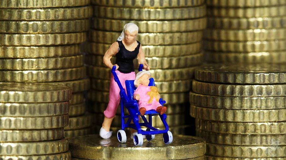 Mutter mit Kleinkind im Kinderwagen steht zwischen Euro Cent Münzen